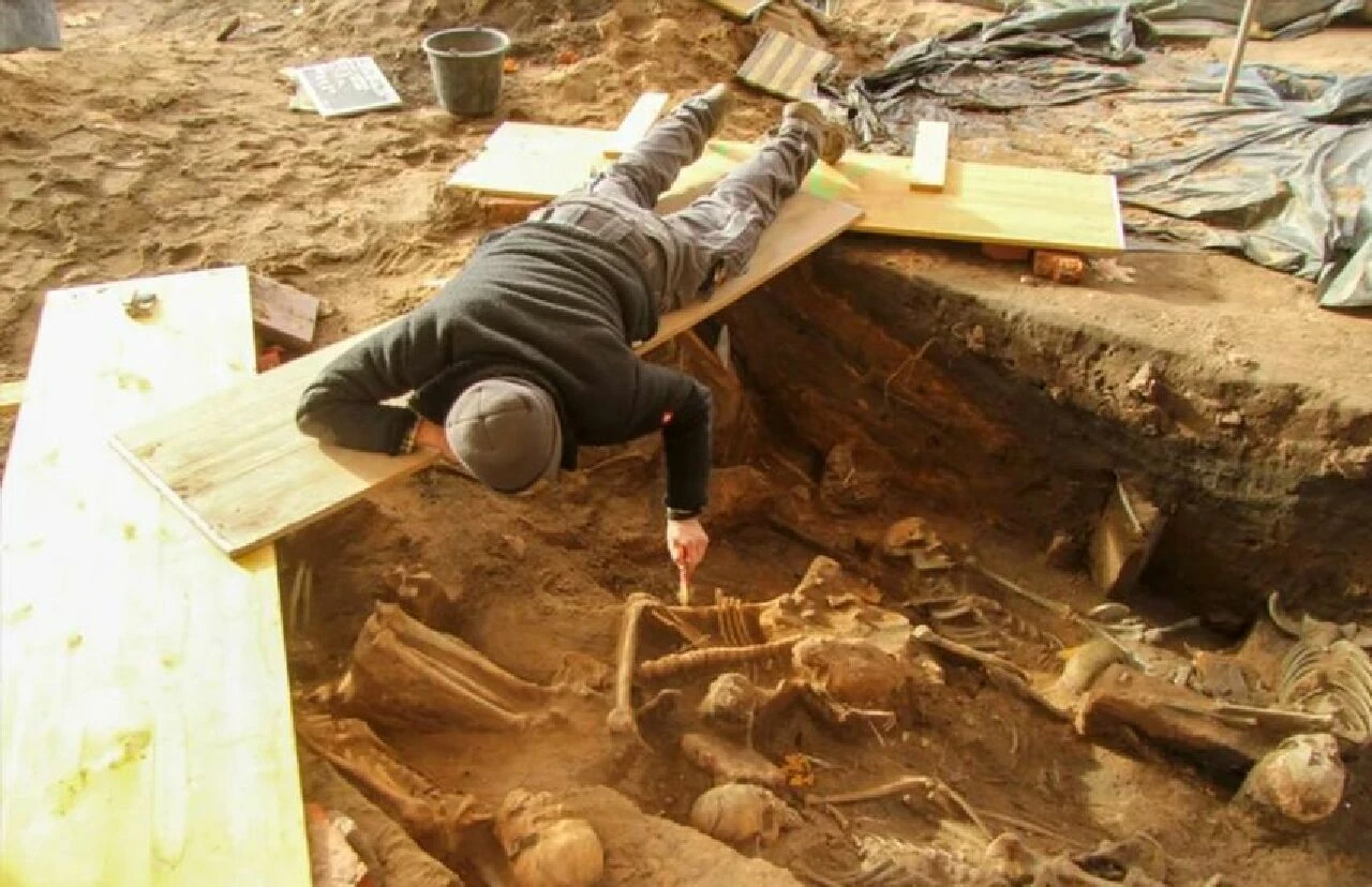 Avrupa'nın göbeğinde korkunç toplu mezar keşfi: Yan yana 500'den fazla ceset