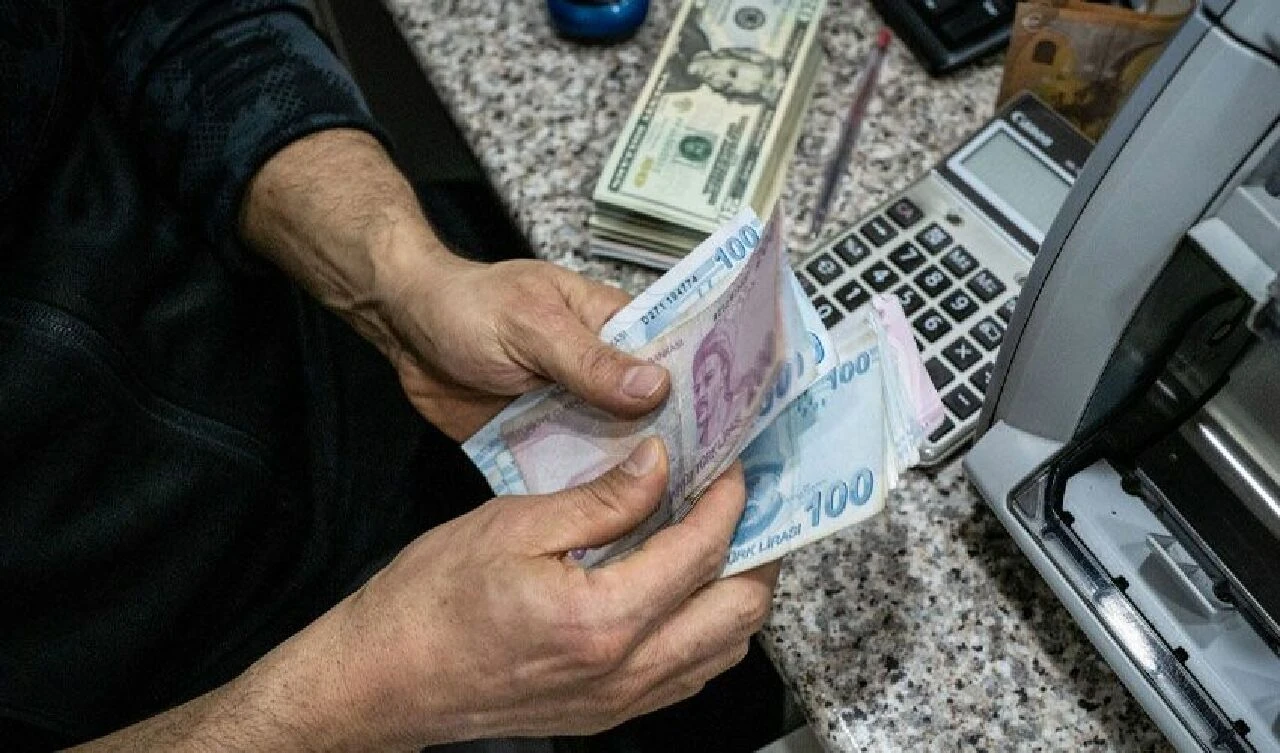 Bakan Şimşek "Dalgalanma geçici" dedi, TL mevduat ve döviz piyasasına işaret etti