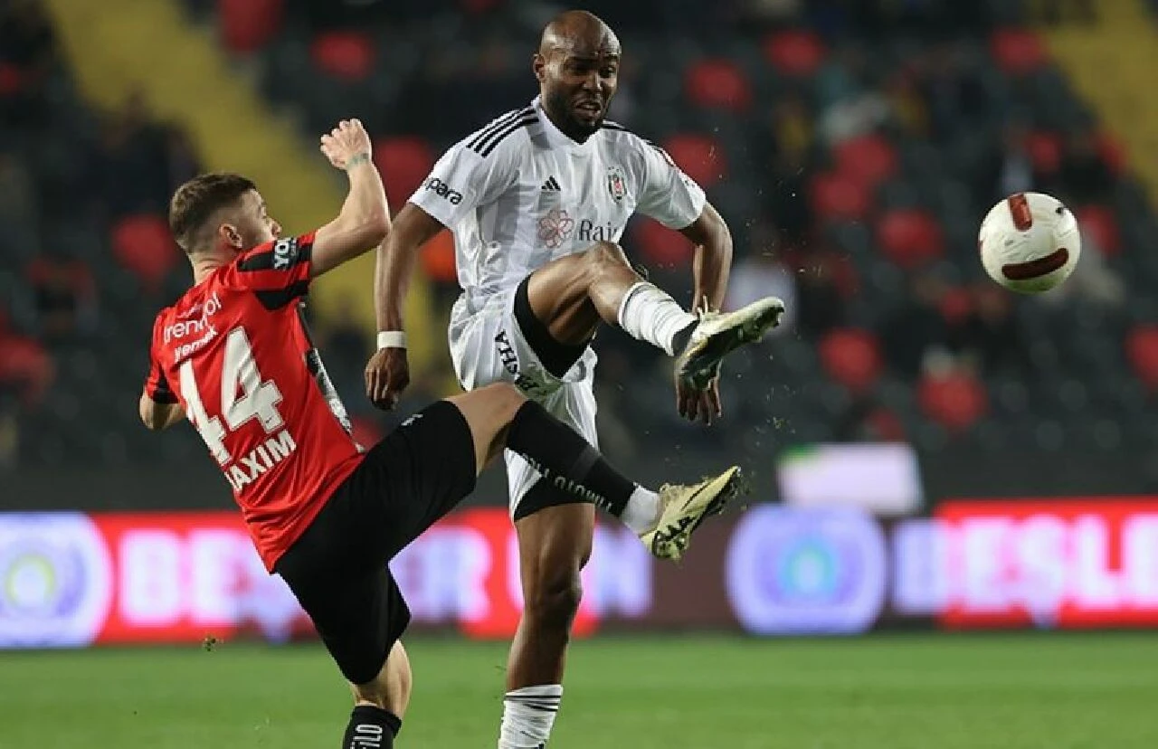 Beşiktaş'ın en pahalı transferinden kötü haber! Sahayı terk etmek zorunda kaldı