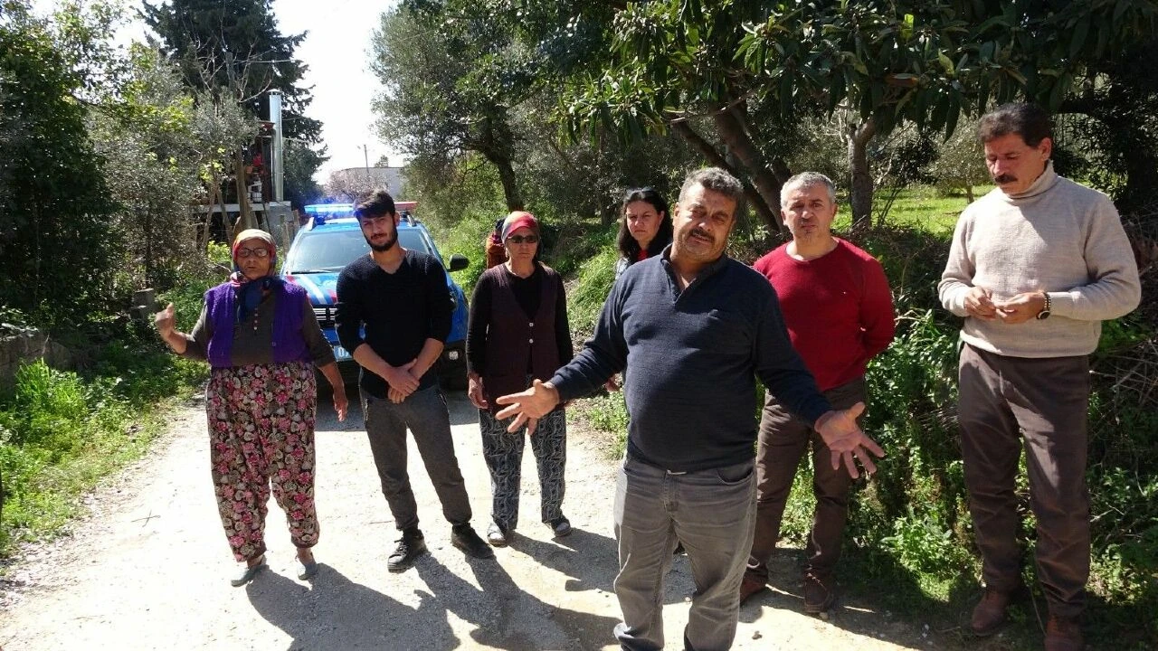 Bir aileyi mahalleden kovdular! Muhtar gitmeleri için yalvardı: "İnsanlar ayaklanmadan evi boşaltıp köyü terk edin" - 1. Resim