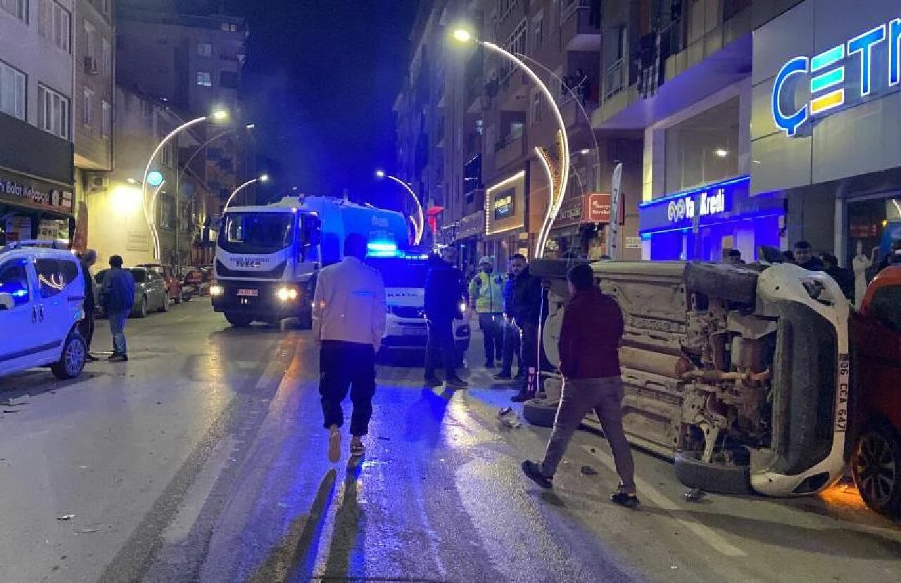 Dikkatsizlik pahalıya mal oldu! Duraklayan araca çarpıp takla attı