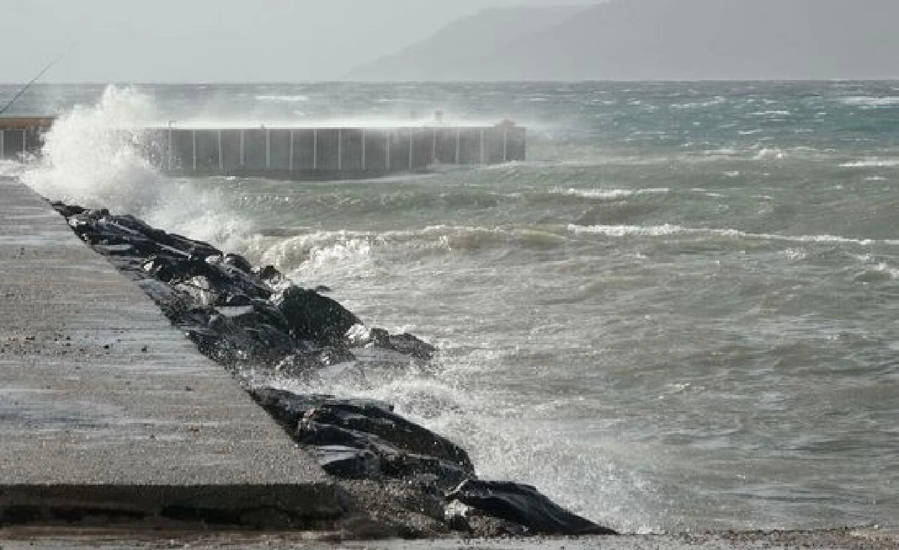 Feribot seferlerine fırtına engeli