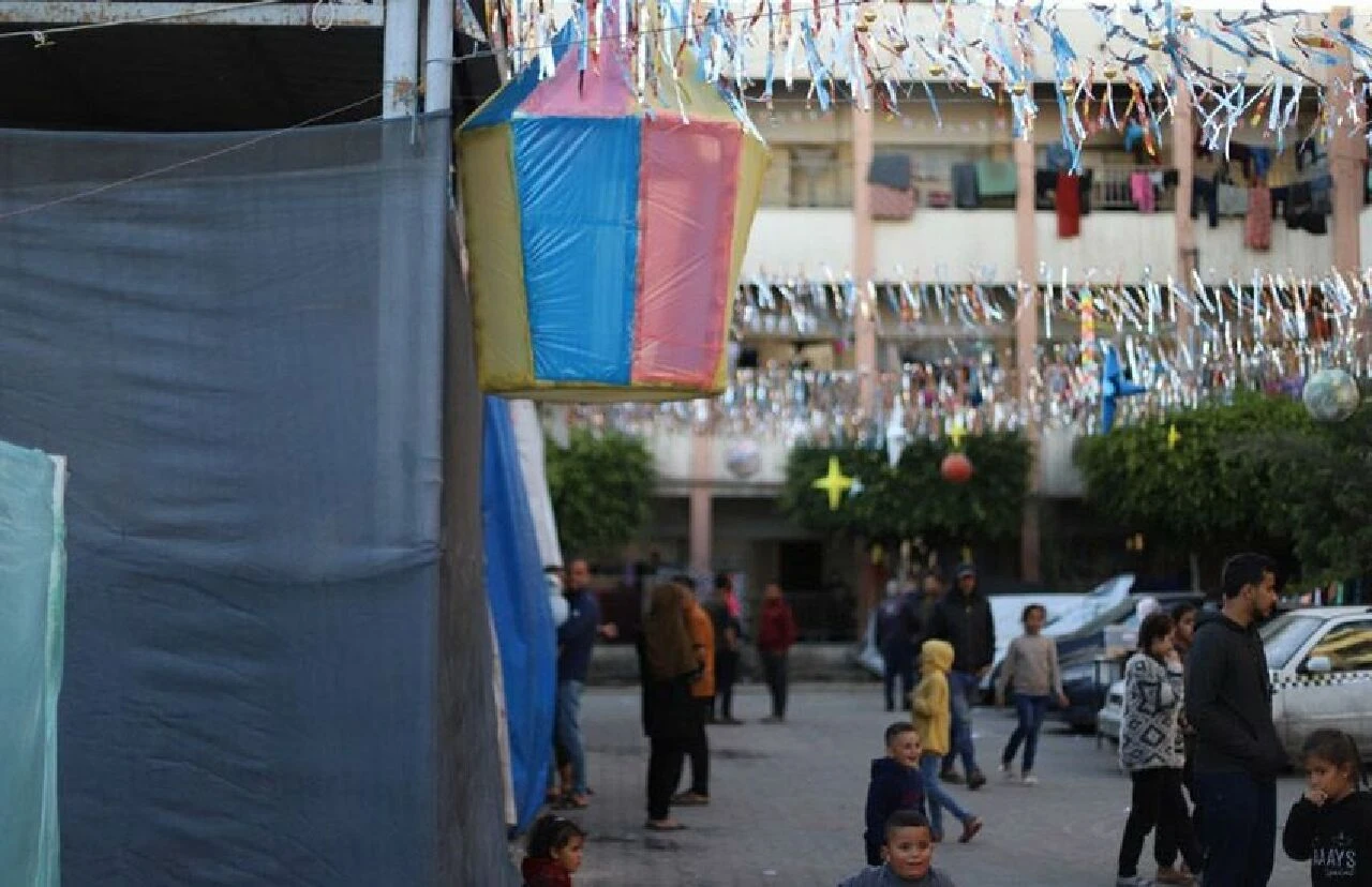 Gazze’de ilk teravih çadırların arasında kılındı