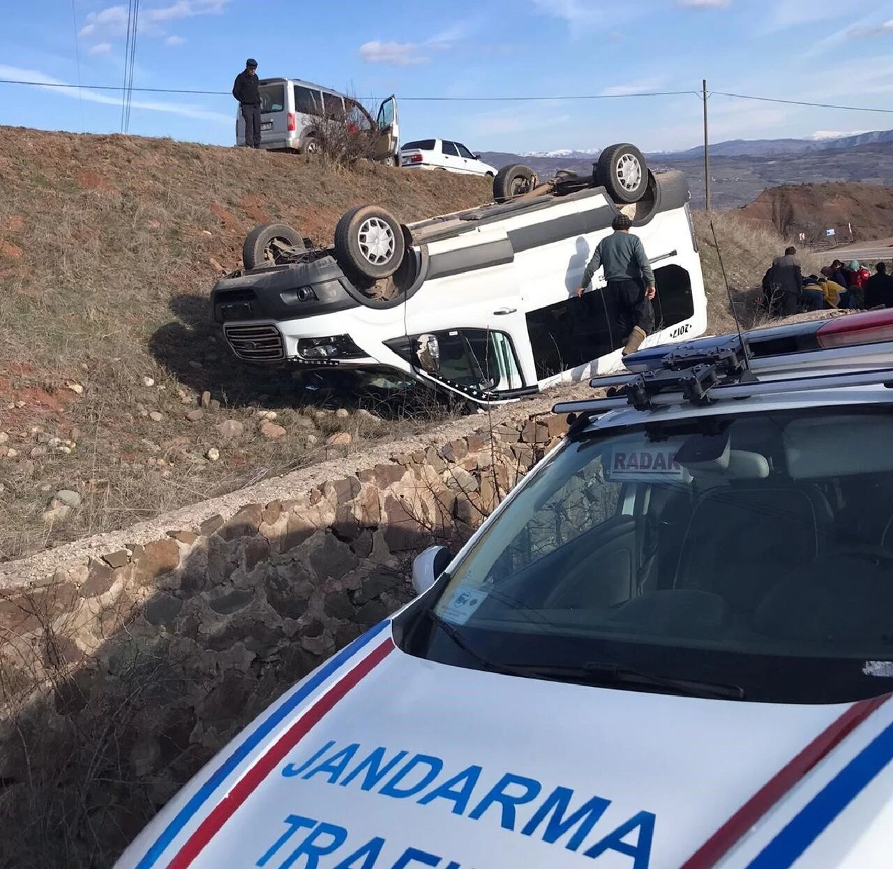 İlkokul öğrencilerini taşıyan servis aracı takla attı! 10 öğrenci yaralı - 1. Resim