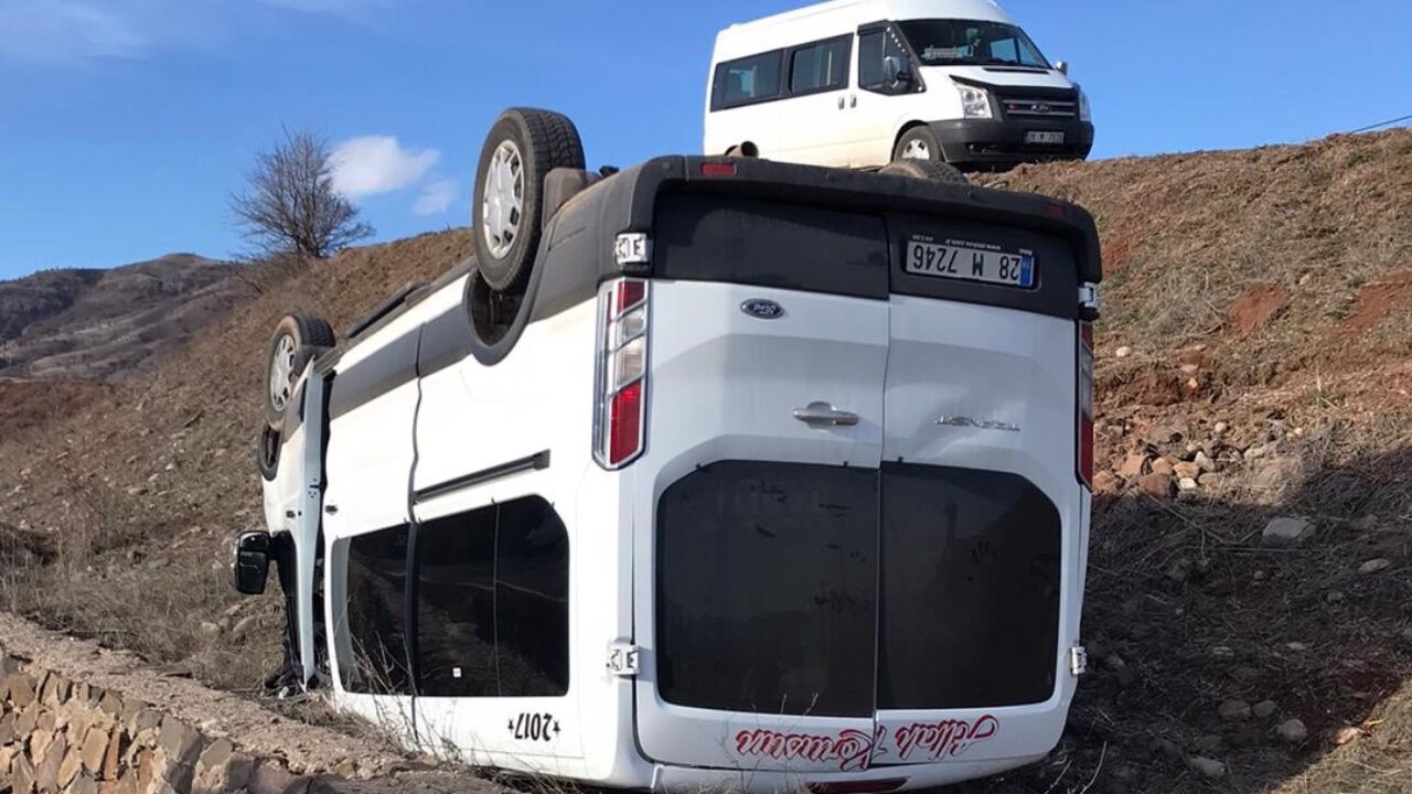 İlkokul öğrencilerini taşıyan servis aracı takla attı! 10 öğrenci yaralı