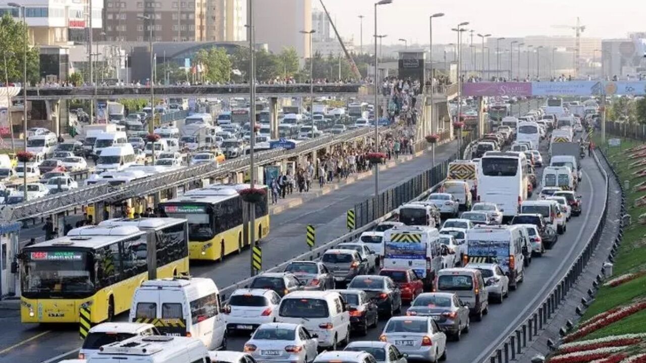 İstanbullu iftara yetişme telaşında! Ramazan&#039;ın ilk günü trafik yüzde 70&#039;i aştı