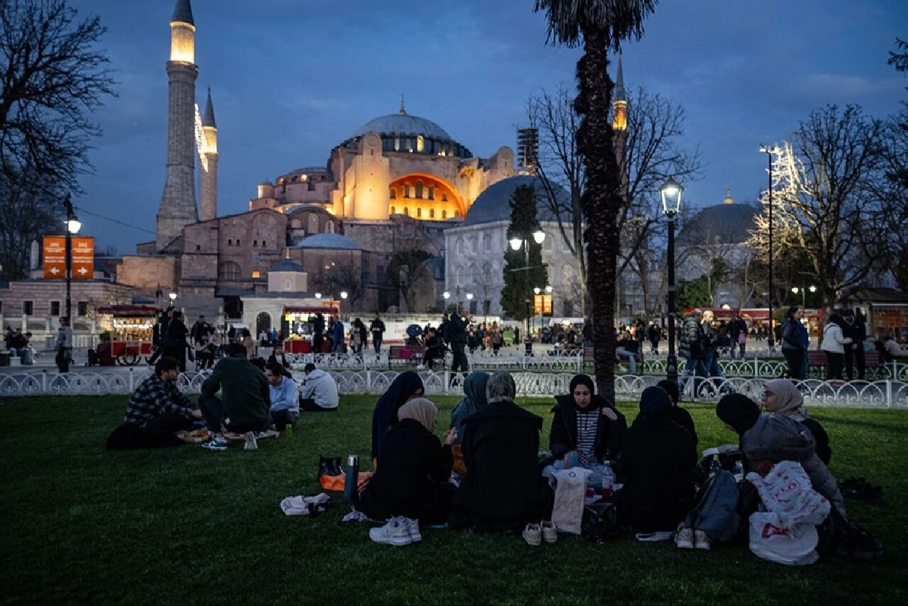 İstanbul'da ilk iftar: Sultanahmet'te top atıldı, türbeler doldu taştı - 3. Resim