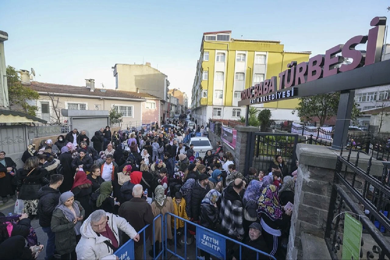 İstanbul'da ilk iftar: Sultanahmet'te top atıldı, türbeler doldu taştı - 4. Resim