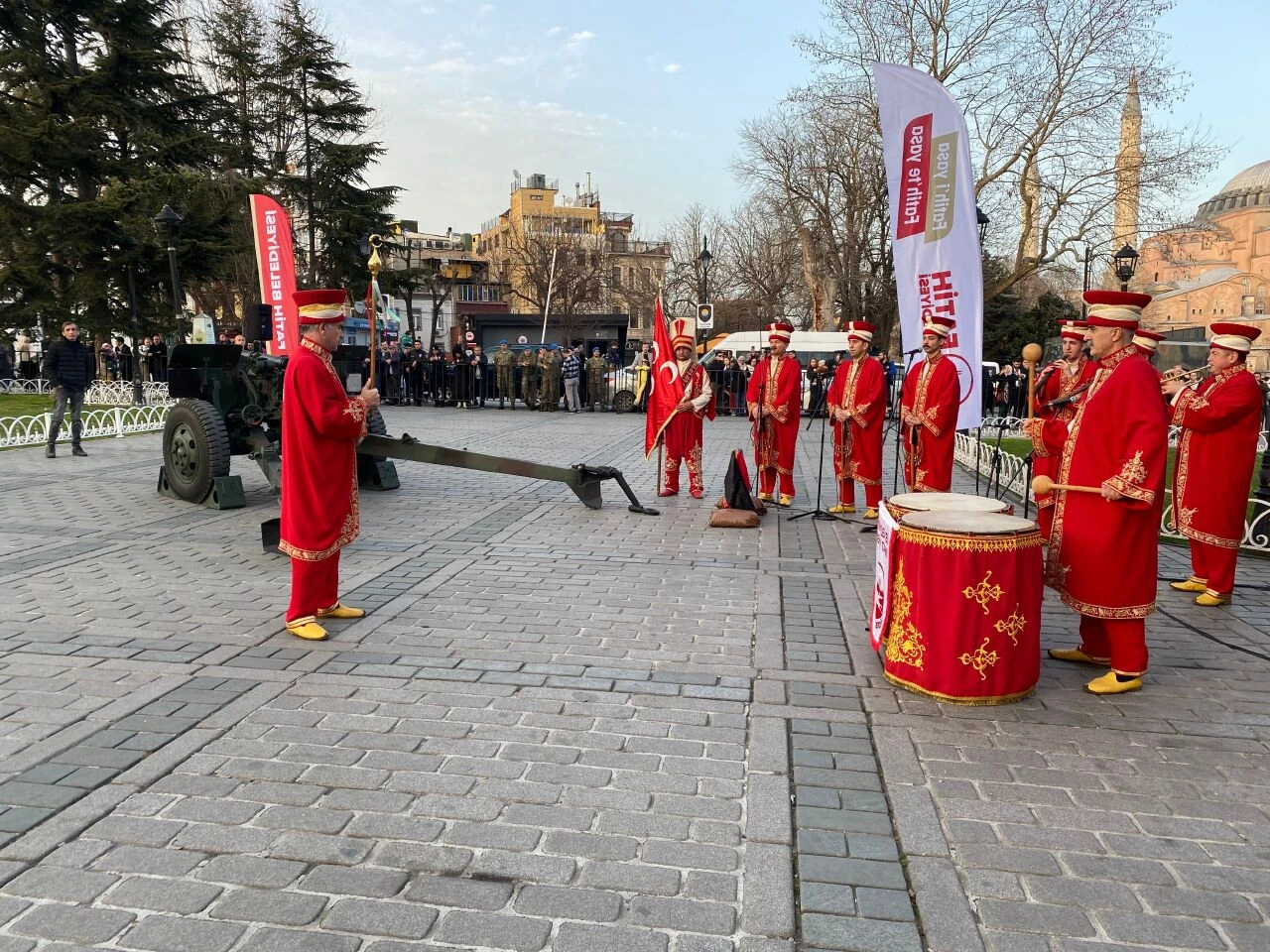 İstanbul'da ilk iftar: Sultanahmet'te top atıldı, türbeler doldu taştı - 2. Resim
