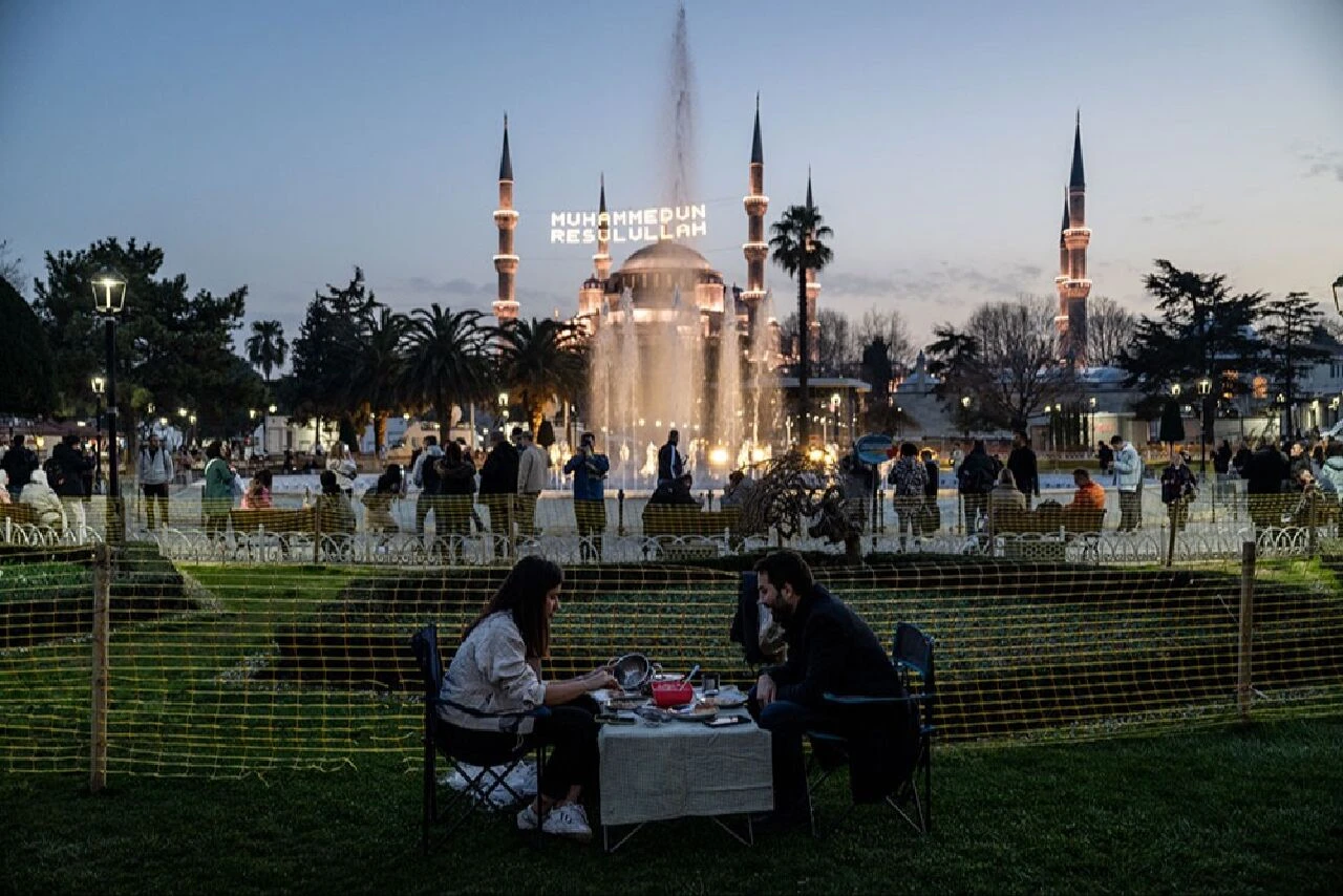 İstanbul'da ilk iftar: Sultanahmet'te top atıldı, türbeler doldu taştı - 1. Resim
