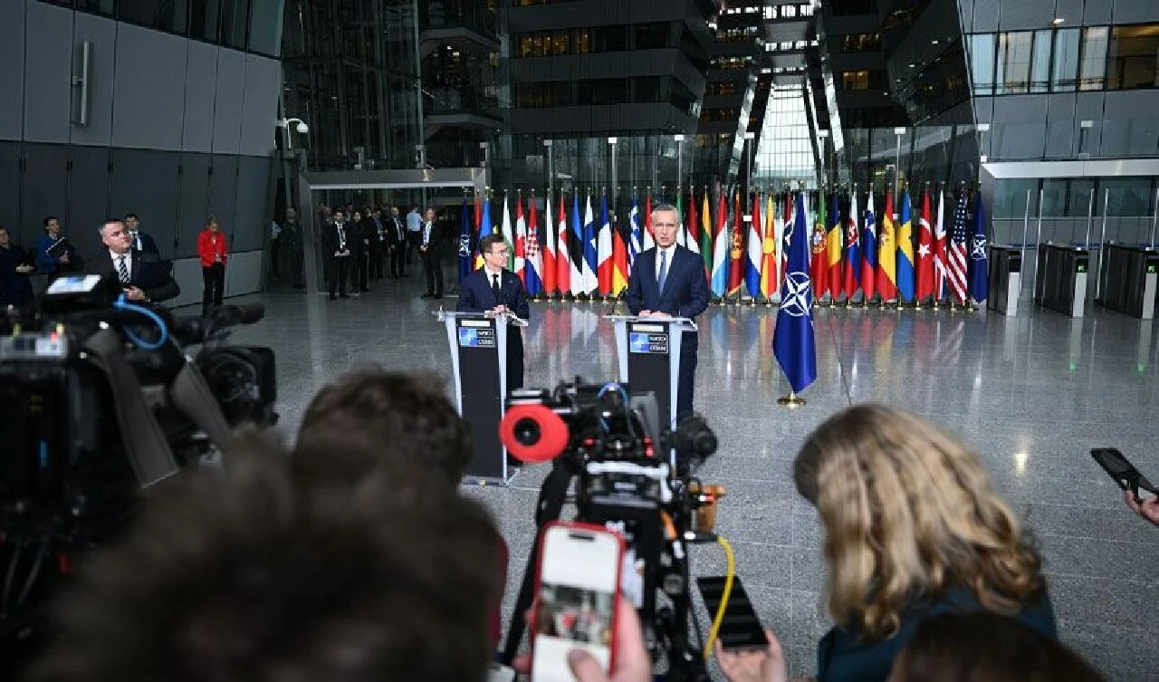 İsveç bayrağı artık NATO bayrakları arasında