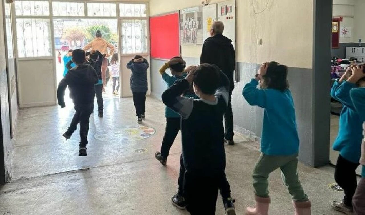 Okulda gerçeği aratmayan deprem tatbikatı - 2. Resim