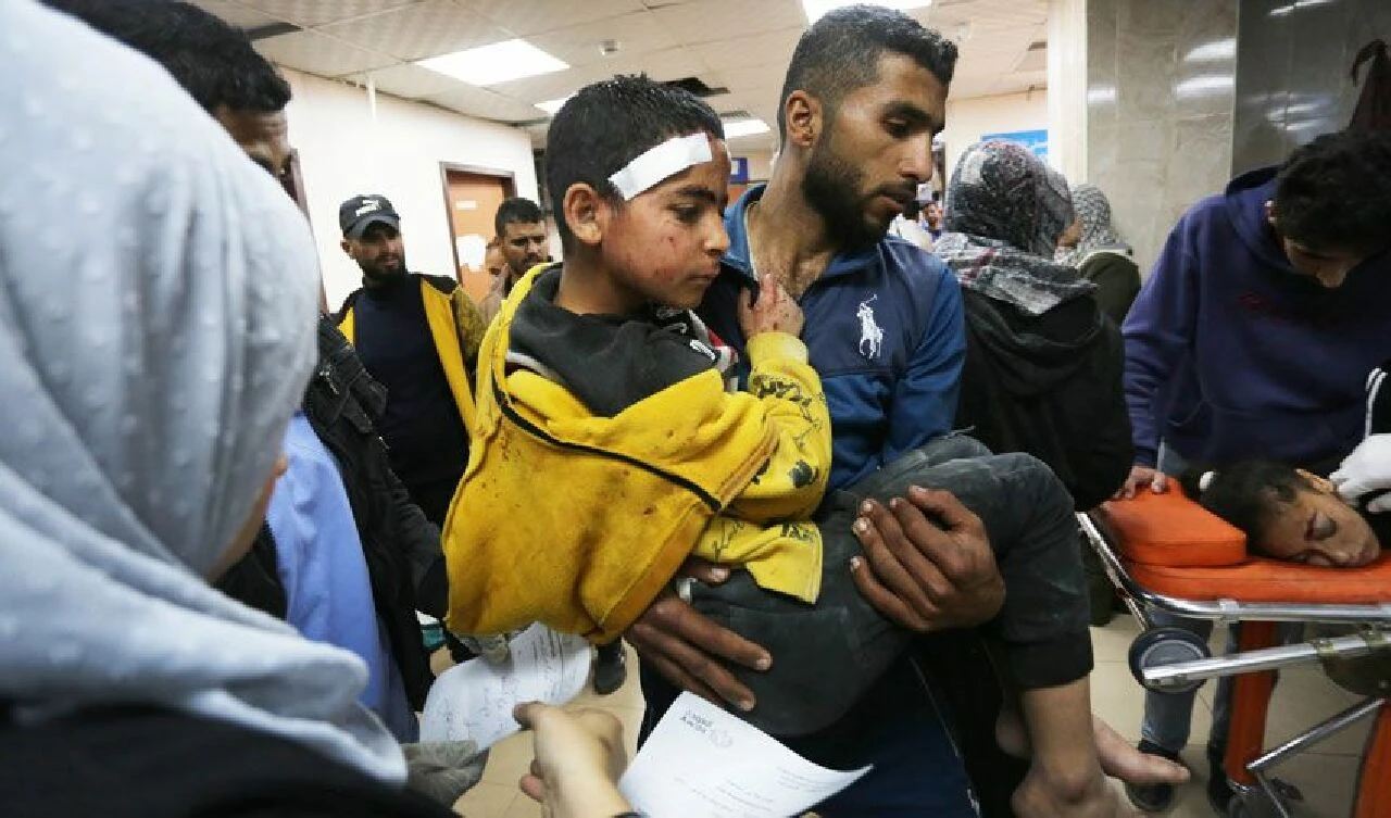 Ramazan'ın ilk gününde İsrail Gazze'ye bombalar yağdırdı: Çok sayıda ölü ve yaralı var - 2. Resim