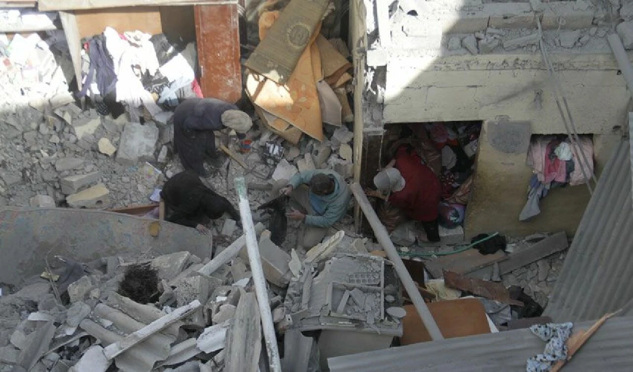 Ramazan'ın ilk gününde İsrail Gazze'ye bombalar yağdırdı: Çok sayıda ölü ve yaralı var - 3. Resim