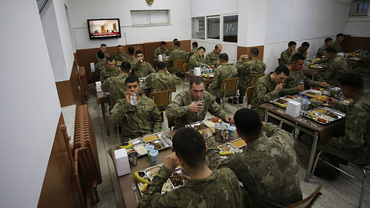 Sınırda görevli Mehmetçik ilk iftarı yaptı