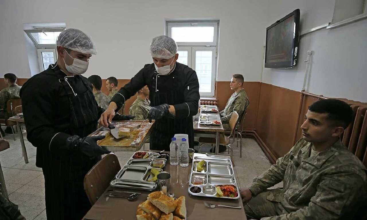 Sınırda görevli Mehmetçik ilk iftarı yaptı