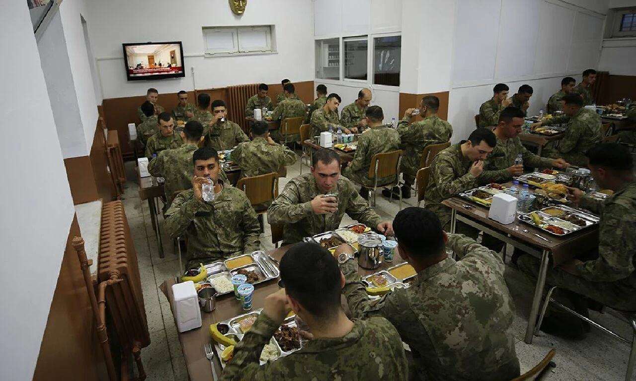 Sınırda görevli Mehmetçik ilk iftarı yaptı
