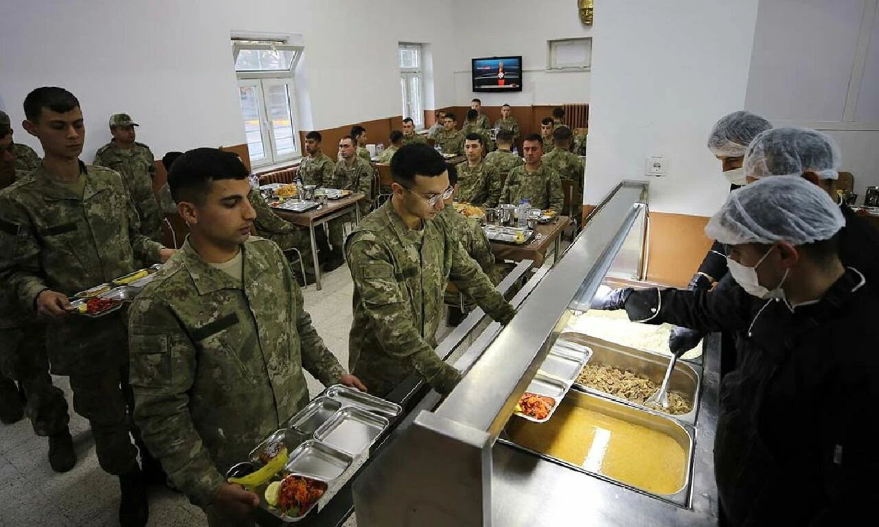 Sınırda görevli Mehmetçik ilk iftarı yaptı