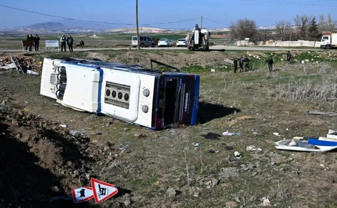 Son dakika! Ankara'da EGO otobüsü devrildi: Kaza yerinde can pazarı, çok sayıda yaralı var - 2. Resim