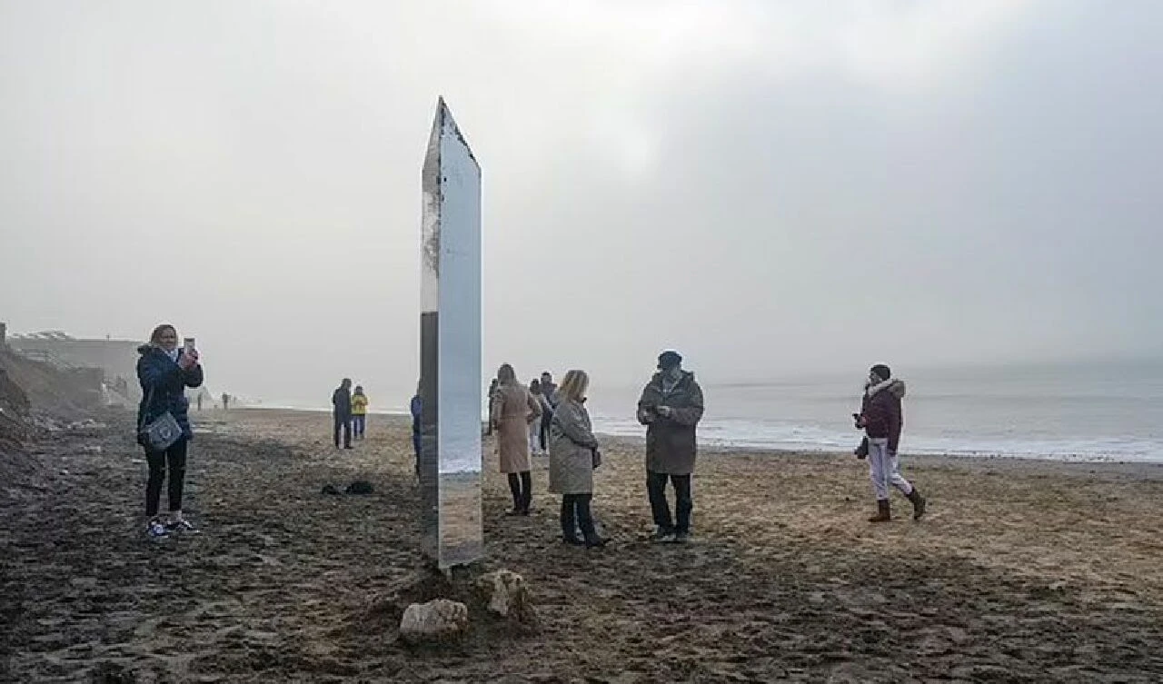 Birden ortaya çıkan monolitlere yenisi eklendi! Gizemli 5. yapı