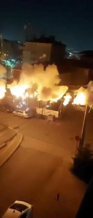 Elektrik kabloları bomba gibi patladı: 10 sokak karanlığa gömüldü - 1. Resim