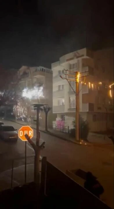 Elektrik kabloları bomba gibi patladı: 10 sokak karanlığa gömüldü - 3. Resim