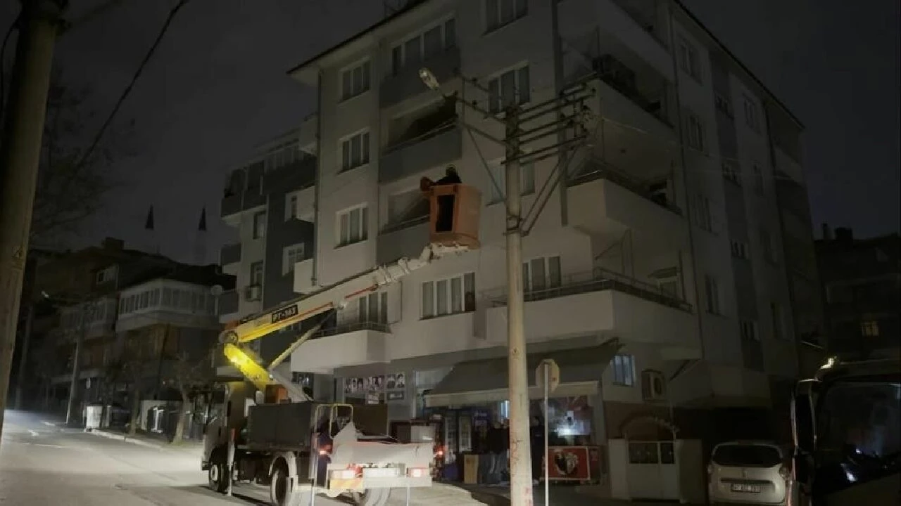 Elektrik kabloları bomba gibi patladı: 10 sokak karanlığa gömüldü - 2. Resim