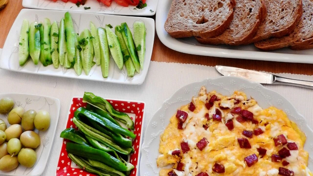 Geleneksel tıp uzmanı Aidin Salih'ten dinç vücut için sahur uyarısı! Limonlu su ve hurma detayı