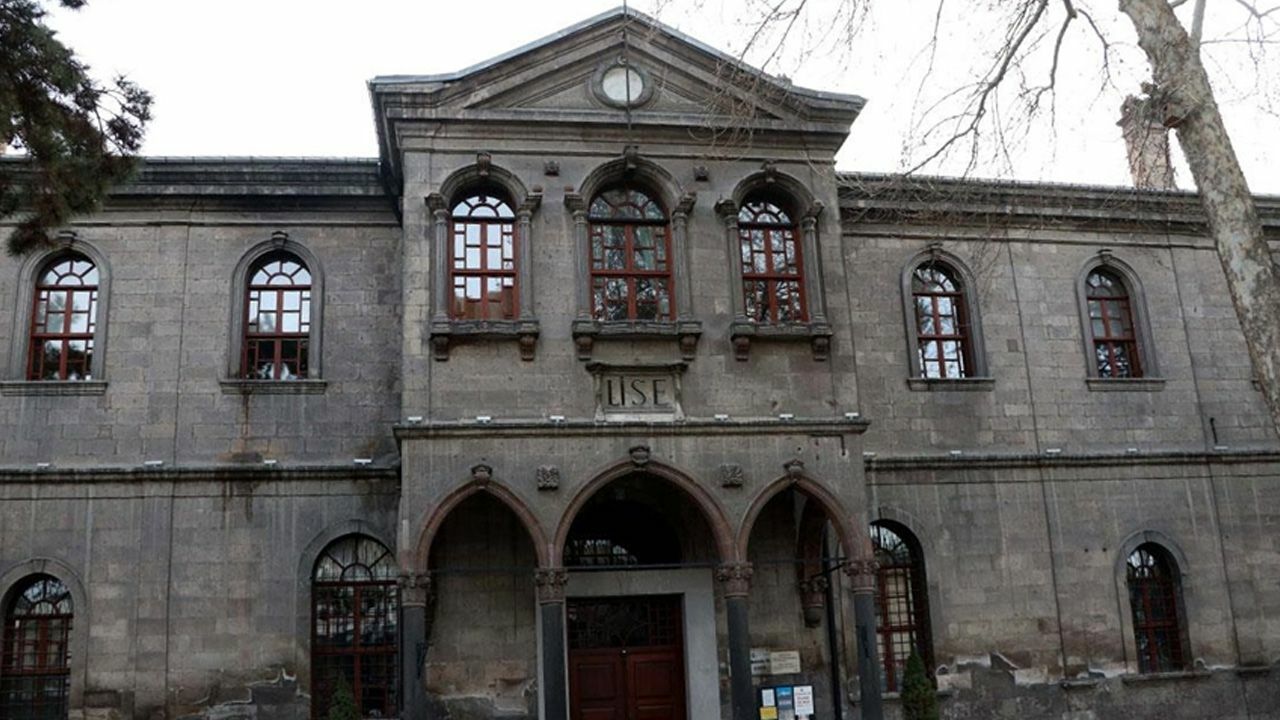 Kayseri Lisesi&#039;nin 130 yıllık tarihi Artaş Holding katkılarıyla belgesel film oldu