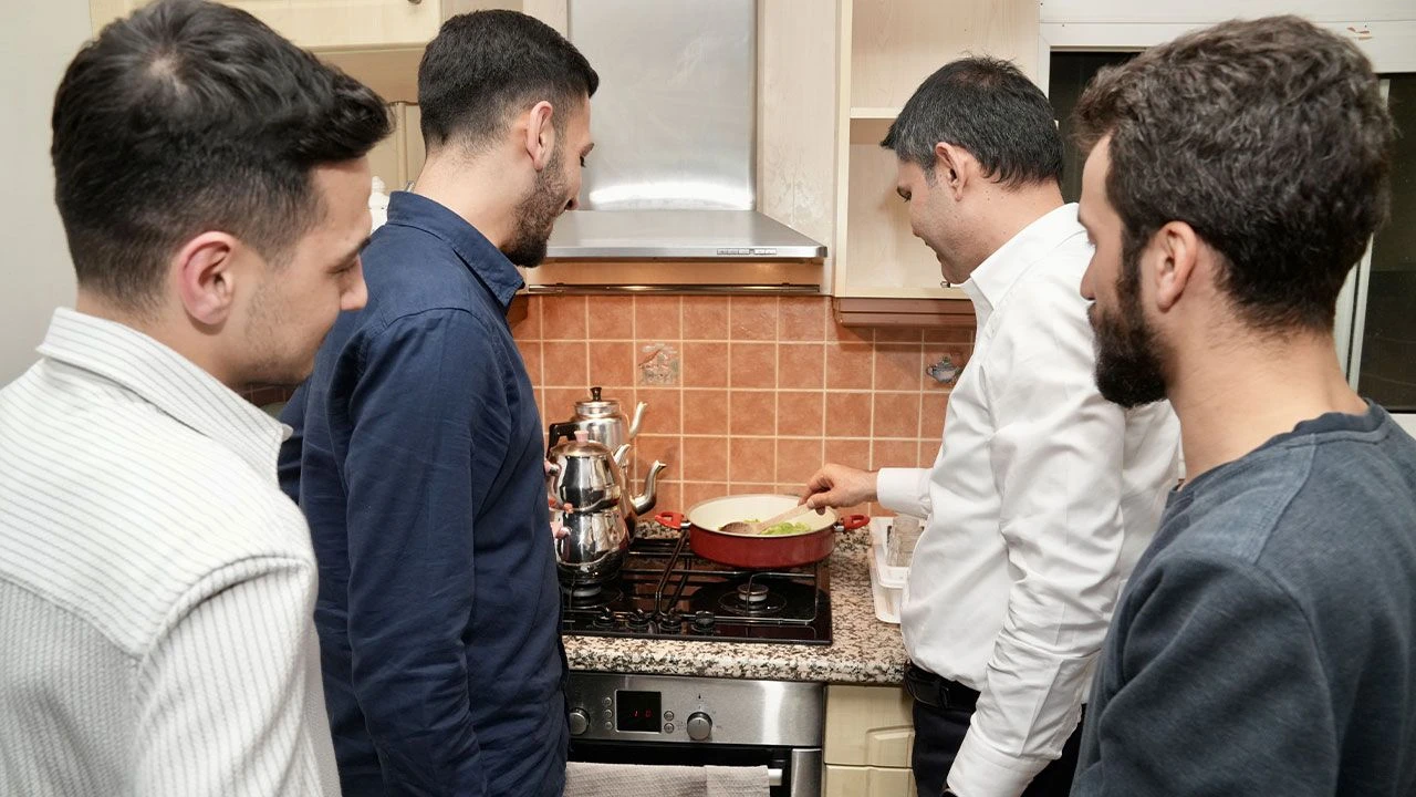 Murat Kurum öğrencilerle sahur yapıp menemen pişirdi! Gençlere müjdeleri peş peşe sıraladı - 2. Resim