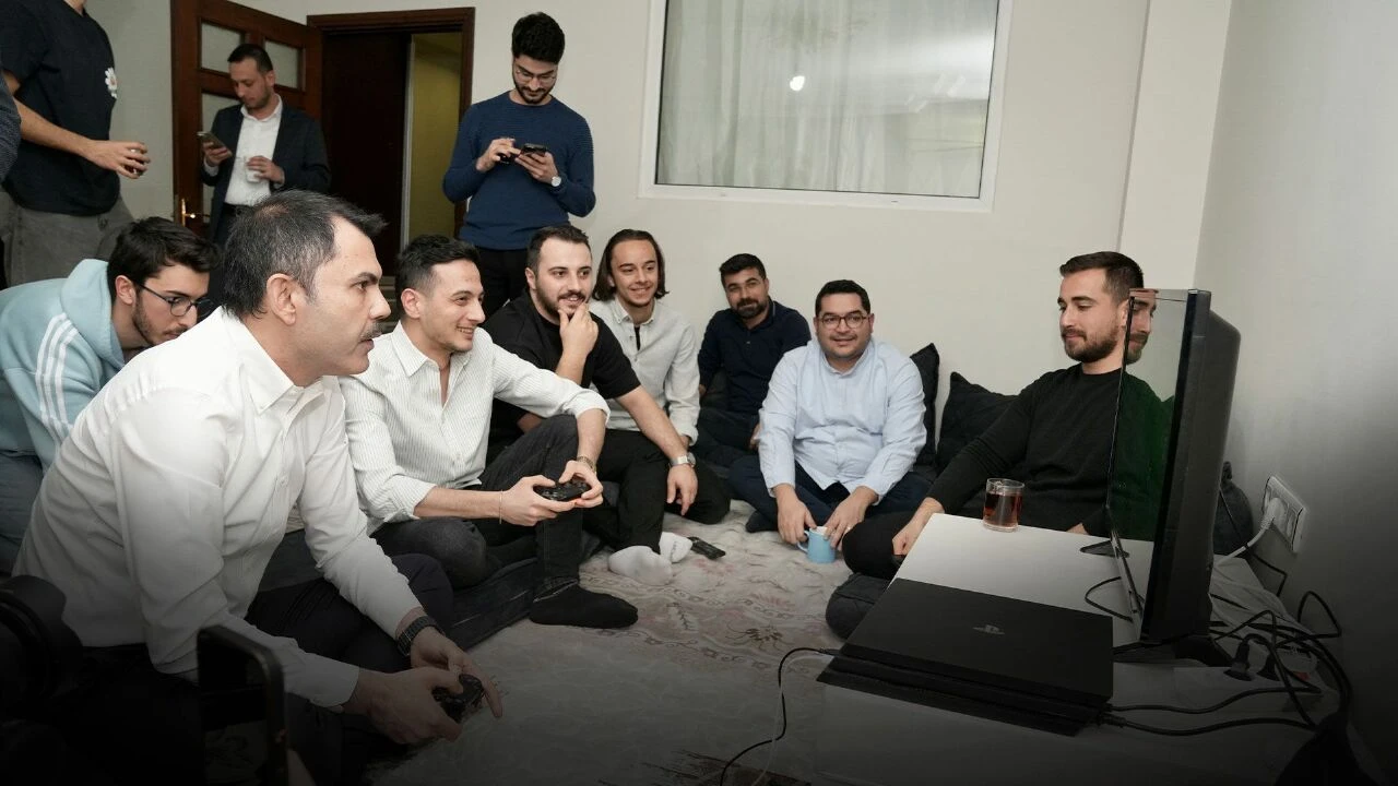 Murat Kurum öğrencilerle sahur yapıp menemen pişirdi! Gençlere müjdeleri peş peşe sıraladı - 1. Resim