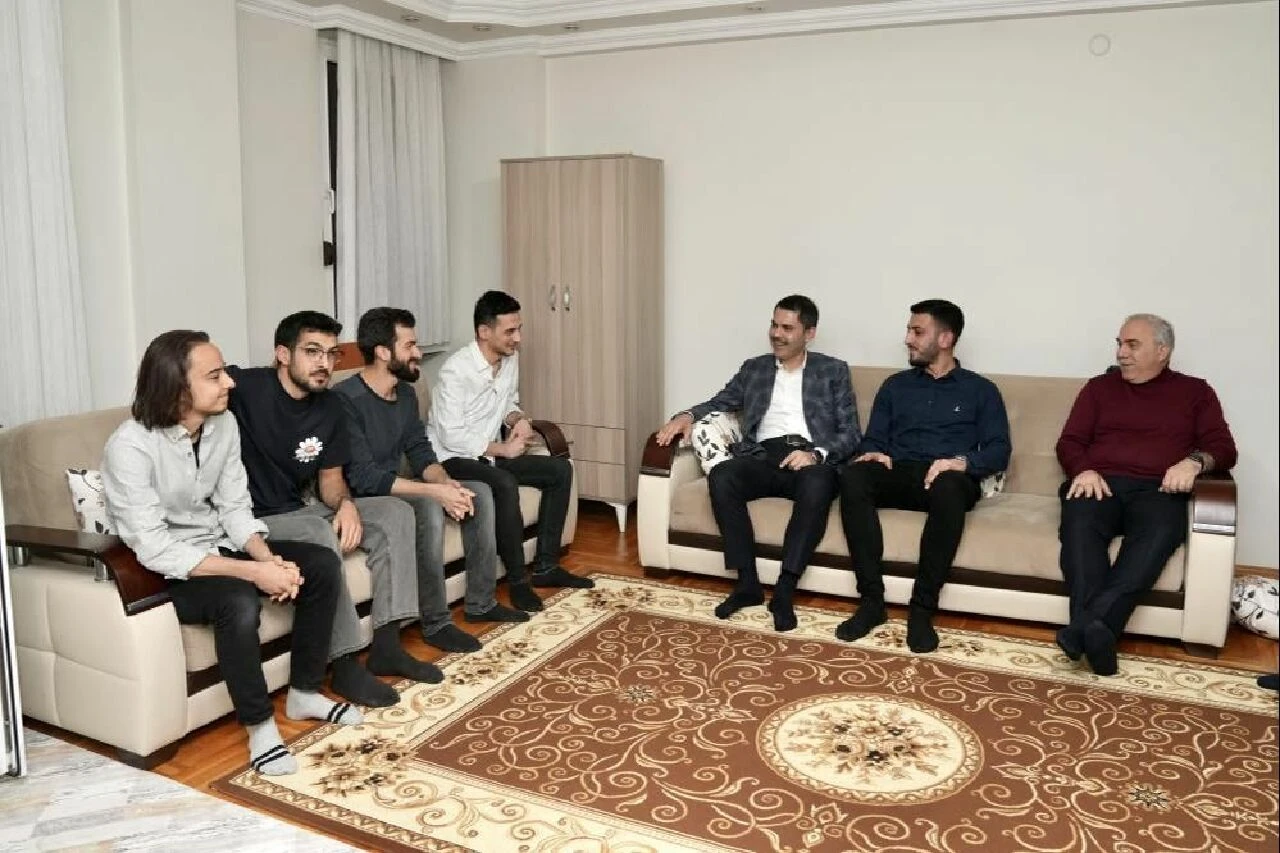 Murat Kurum öğrencilerle sahur yapıp menemen pişirdi! Gençlere müjdeleri peş peşe sıraladı - 2. Resim