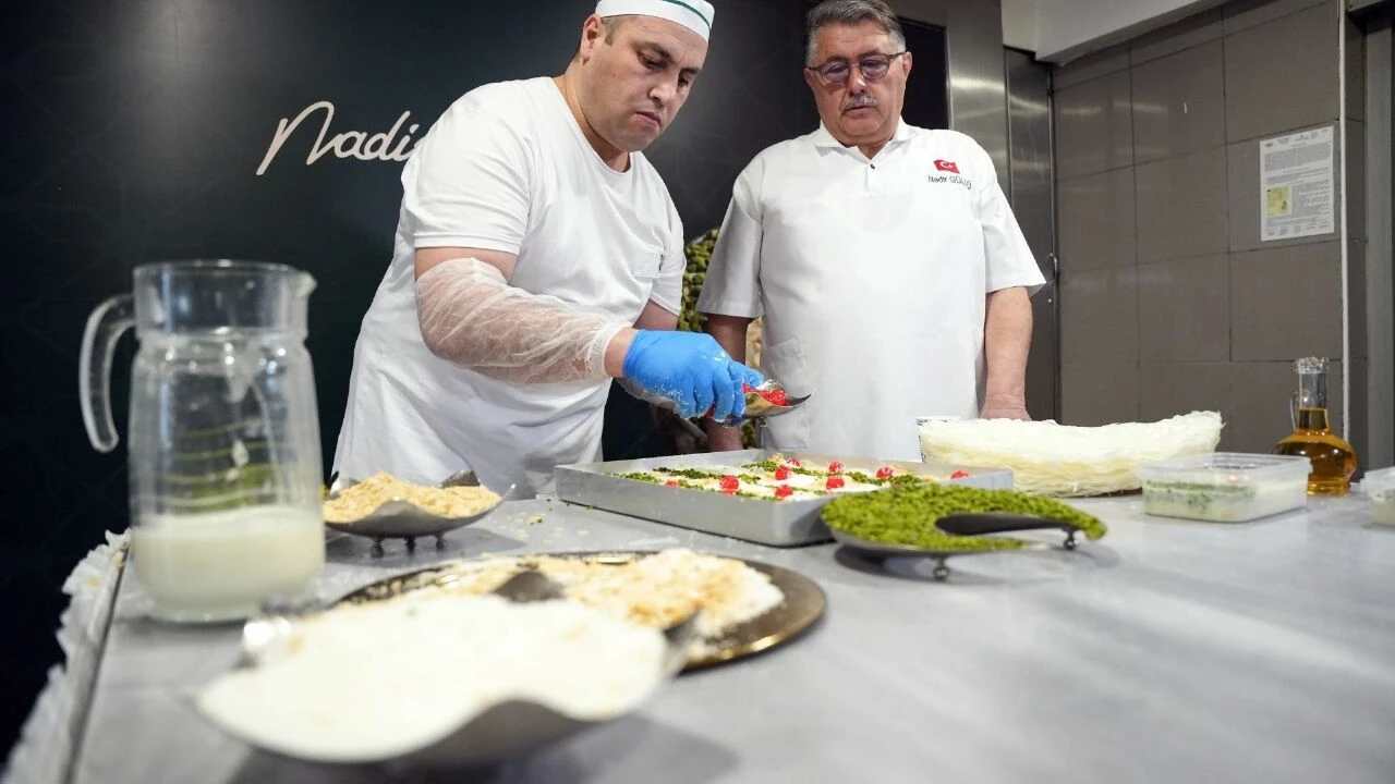 Osmanlı saraylarından mutfaklarımıza tatlı transferi! Lezzetli güllacın püf noktası süt