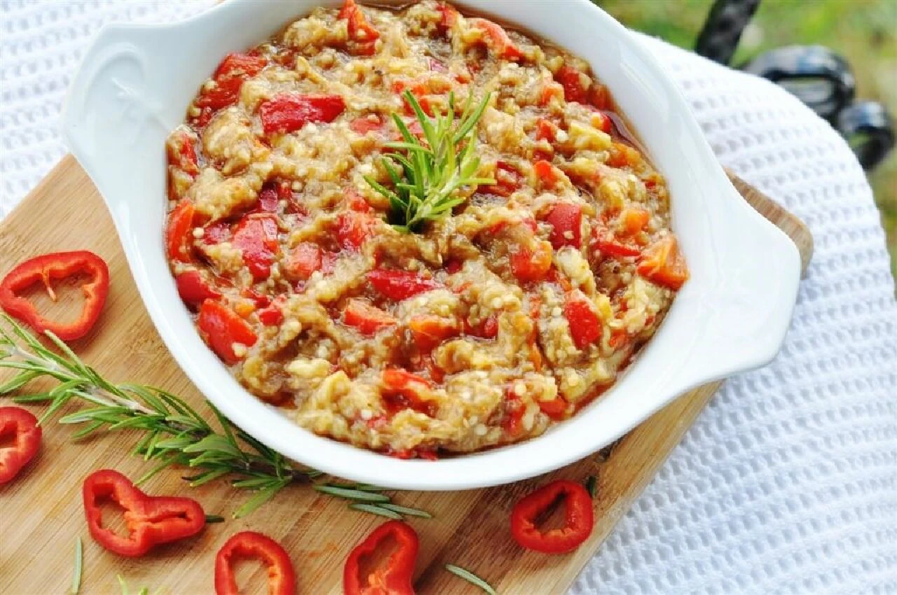 Ramazanda iftar sofralarını şenlendiren salata: Ekşili köz salatanın püf noktaları