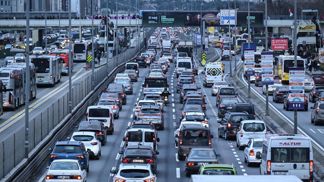 Ramazan&#039;ın ikinci gününde iftara yetişme trafiği katlandı