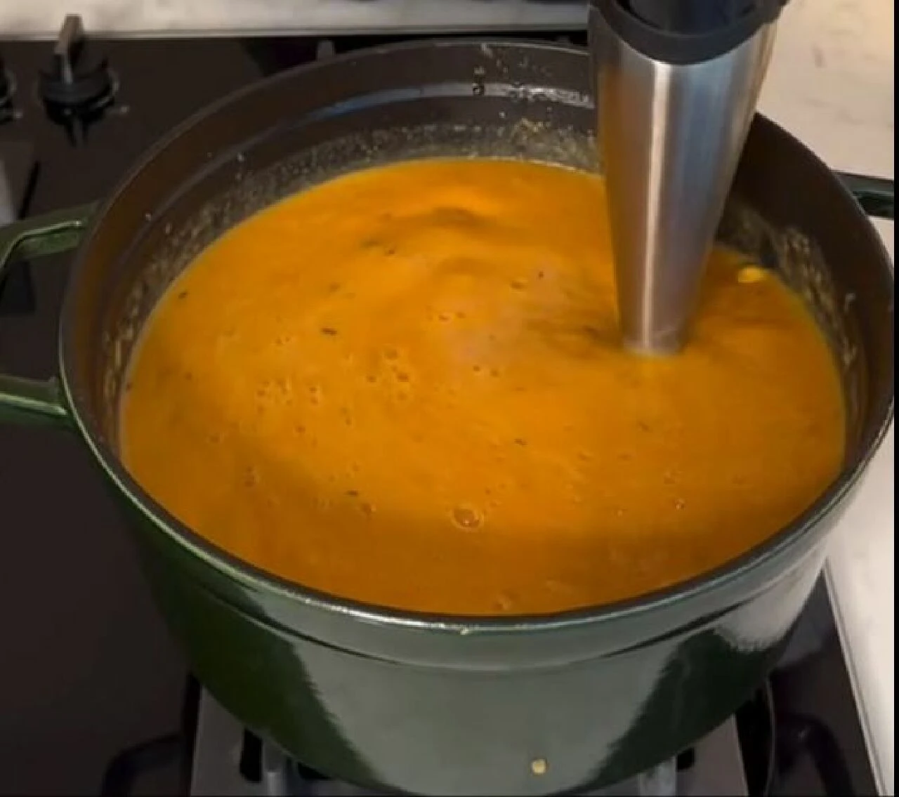 Verdiği kilolarla adından söz ettiren Yasemin Özilhan'dan fasulyeli balkabağı çorbası! Tam kıvamında C vitamini...