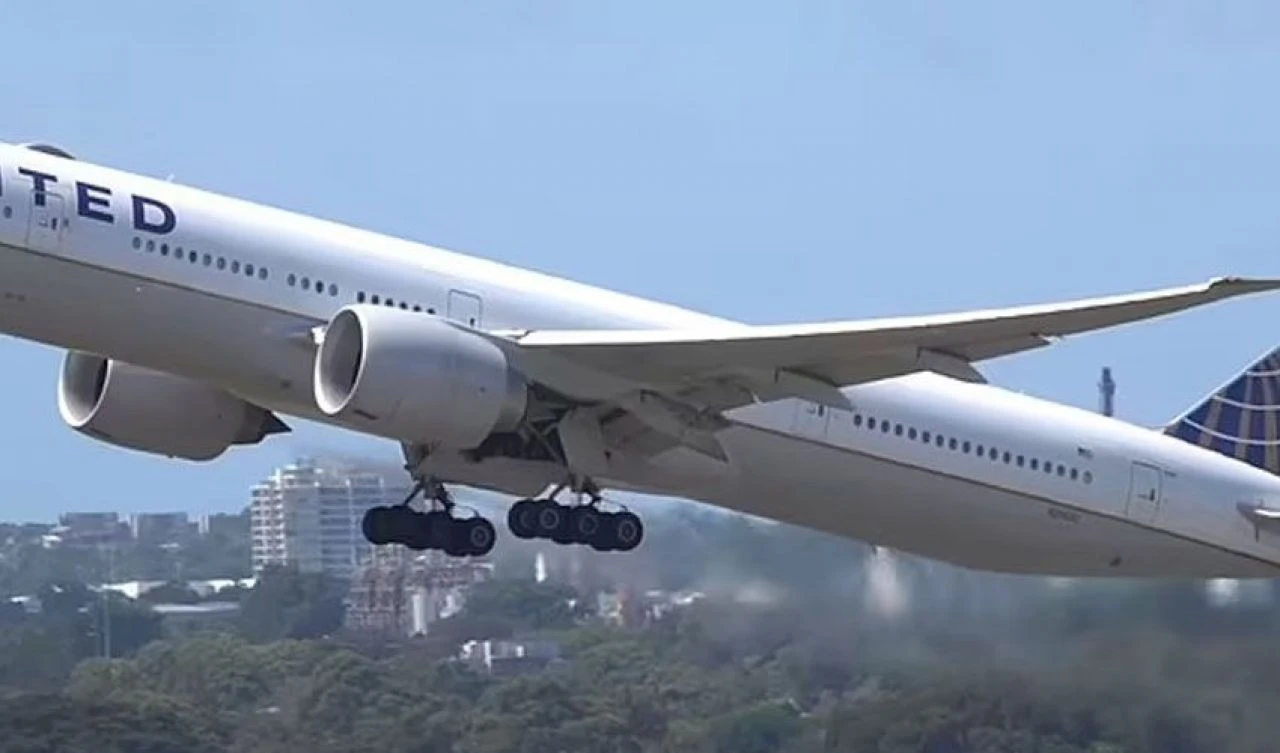 Boeing uçaklarının vukuatları bitmiyor! Havadan petrol yağdırdı