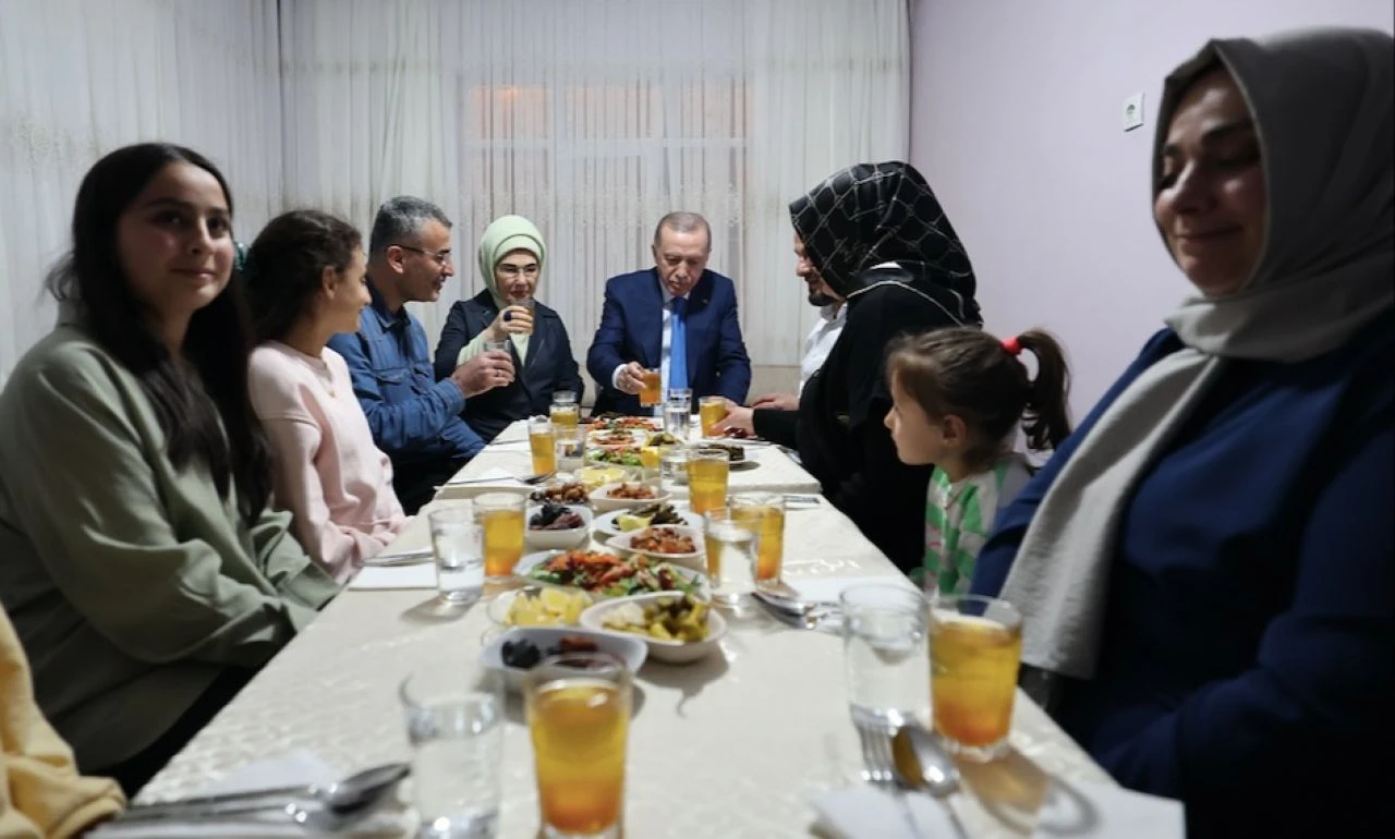 Cumhurbaşkanı Recep Tayyip Erdoğan iftarını Taş ailesiyle yaptı - 1. Resim