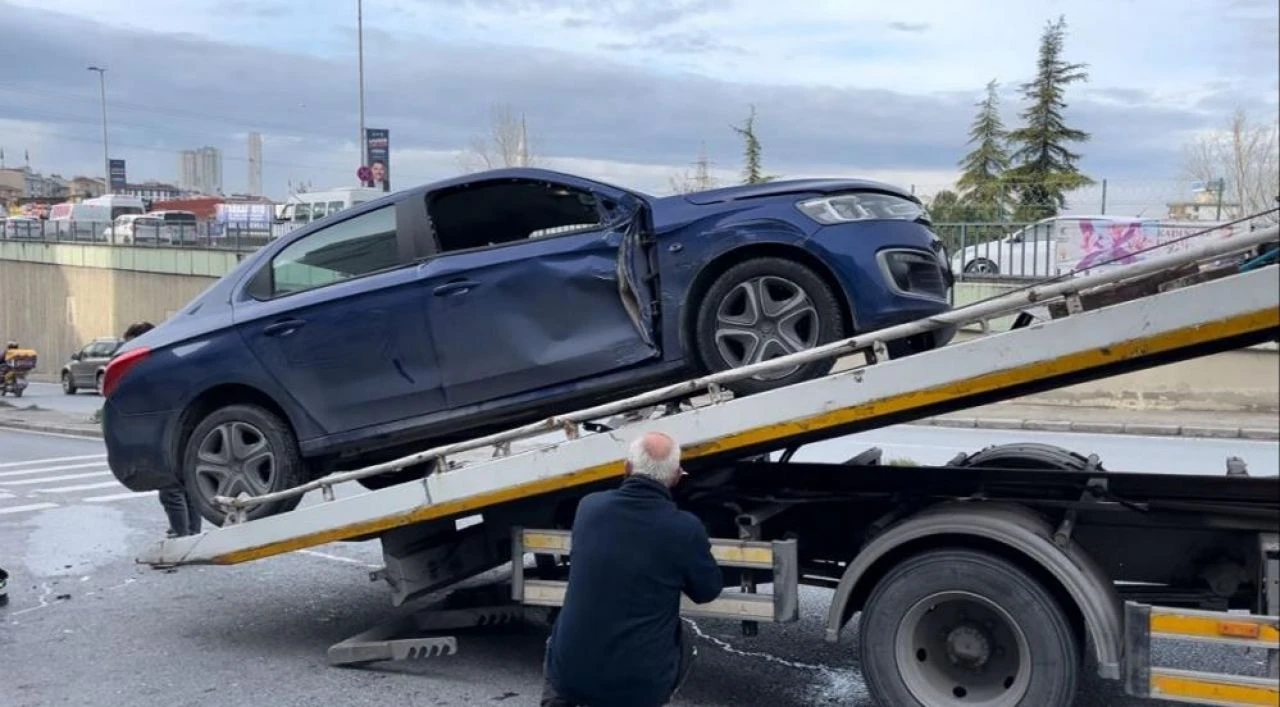 Esenyurt’ta otomobil bariyeri kırarak tünel çıkışına düştü