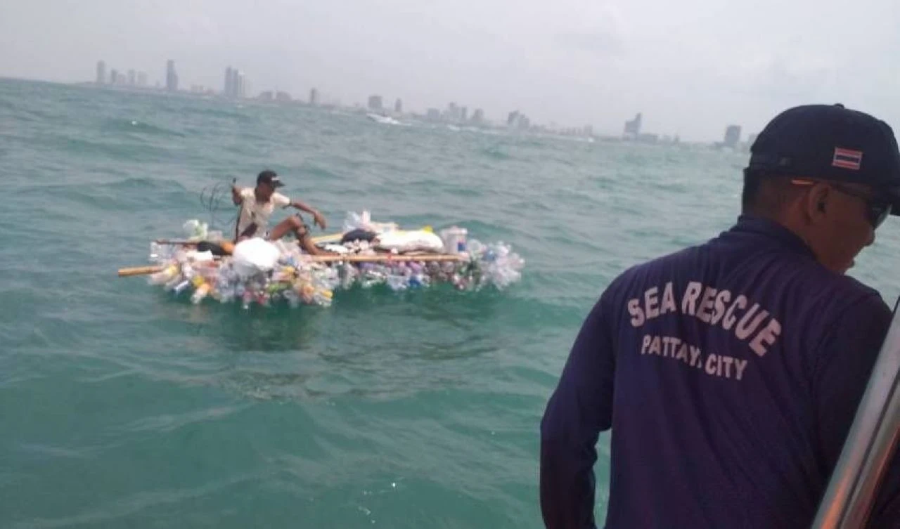 Evsiz adamın pet şişeden bot macerası... İmdat çağrısına sahil güvenlik yetişti - 1. Resim