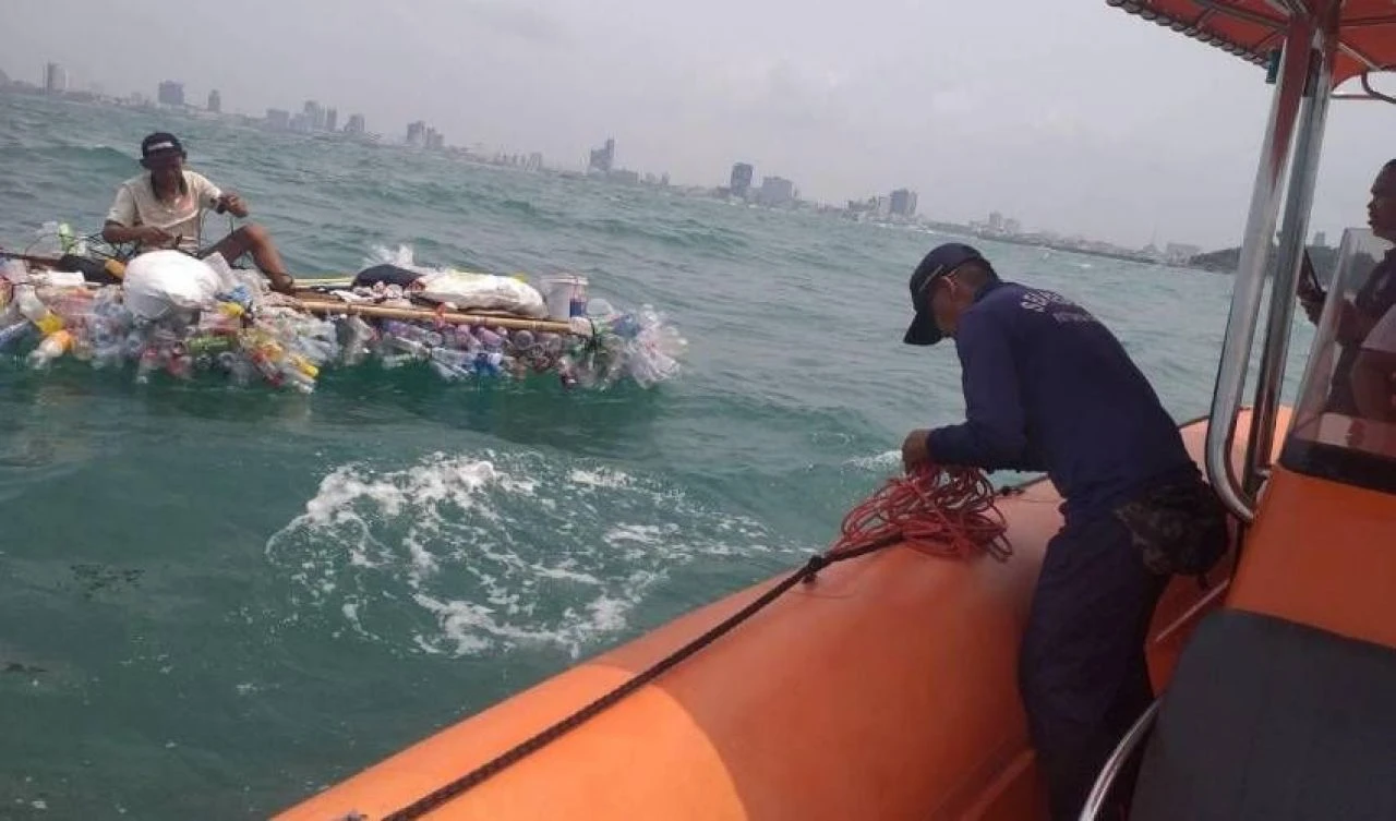 Evsiz adamın pet şişeden bot macerası... İmdat çağrısına sahil güvenlik yetişti - 2. Resim