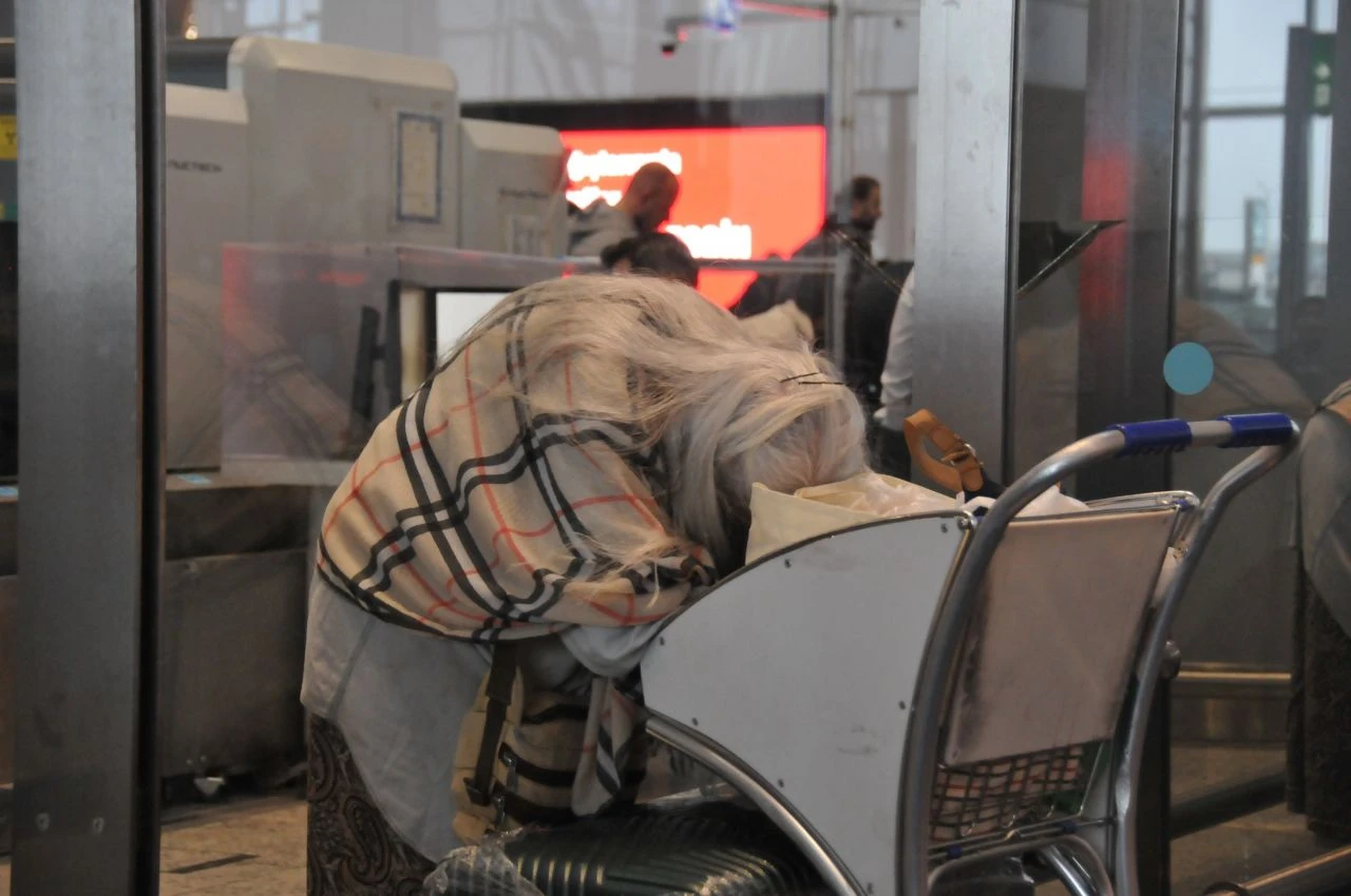 Film gibi olay: İranlı akademisyen 2 aydır İstanbul Havalimanı'nda yaşıyor! - 3. Resim