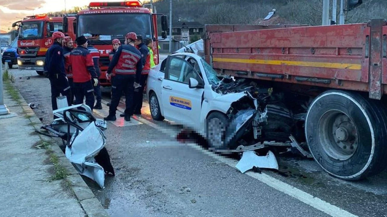 İftar saati öncesi feci kaza! Tıra ok gibi saplandı