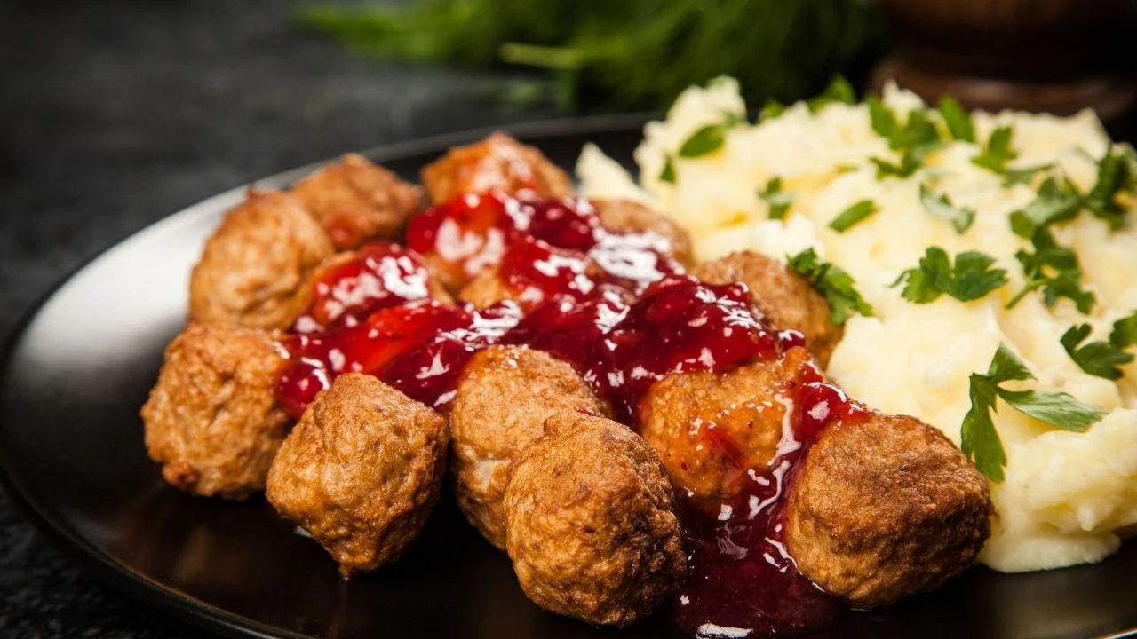 İftar sofralarının en şık yemeği olacak! İşte güveçte patates püreli misket köfte tarifi... - 2. Resim