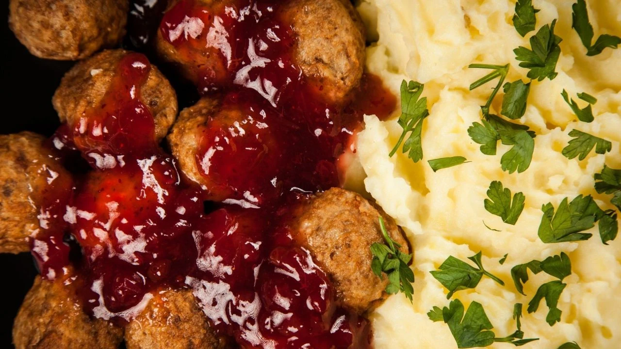 İftar sofralarının en şık yemeği olacak! İşte güveçte patates püreli misket köfte tarifi... - 1. Resim