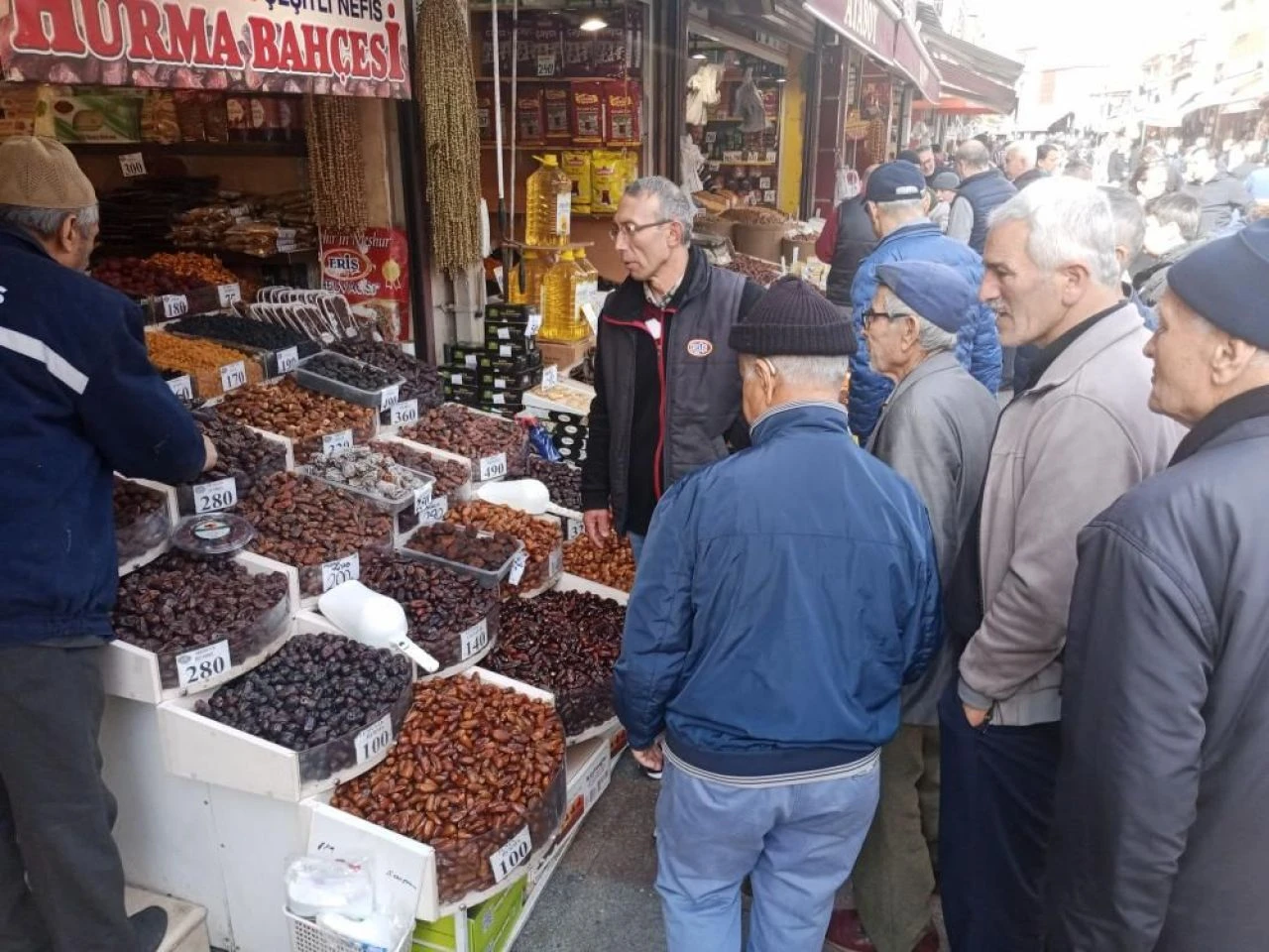 Ramazan sofralarının vazgeçilmezi! Vatandaşlar en çok Medine ve Kudüs hurmalarını tercih ediyor - 2. Resim