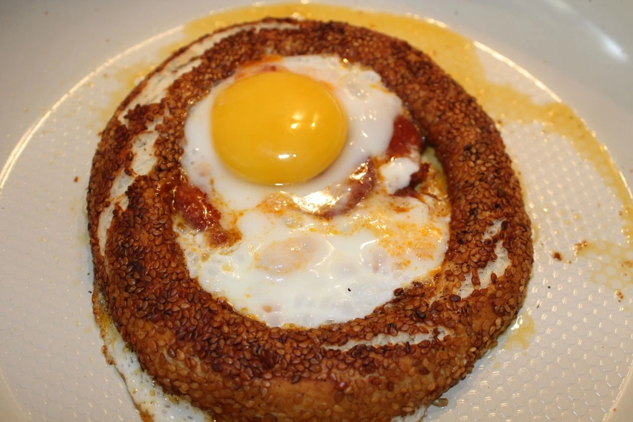 Simit tadında omlet! İki lezzet bir tarifte hem de 5 dakikada... - 1. Resim