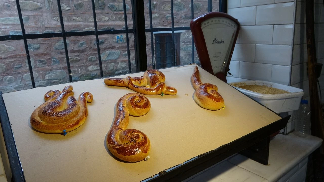 Tam 91 yıllık gelenek... Her ramazanda İftarlık tabanca, kılıç ve testi yapıyor