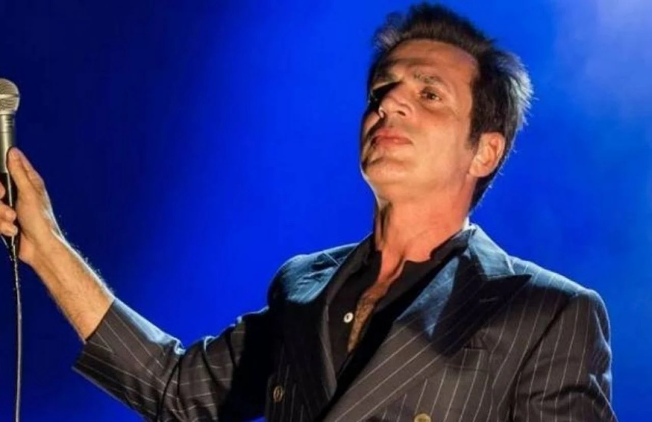 Video hayrete düşürdü! Teoman konseri için birbiriyle yarıştılar