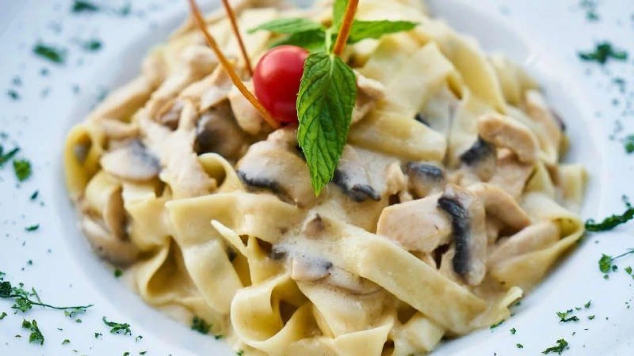 Bu akşam sofralarınızda İtalyan esintisi olacak: İşte parmaklarınızı yiyeceğiniz Fettucini Alfredo Tarifi...